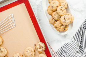 Weiche Plätzchen mit Schokostückchen (American Chocolate Chip Cookies)