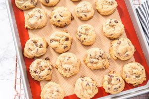 Weiche Plätzchen mit Schokostückchen (American Chocolate Chip Cookies)
