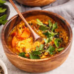 Würzige Rote Linsensuppe mit Curry (Indisches Dal-Suppe)