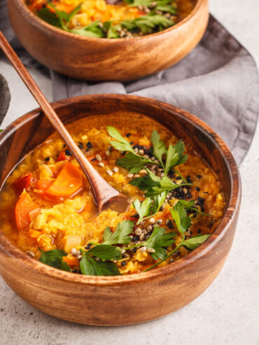 Würzige Rote Linsensuppe mit Curry (Indisches Dal-Suppe)