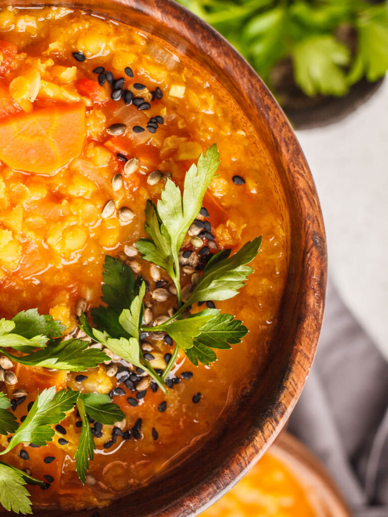 Würzige Rote Linsensuppe mit Curry (Indisches Dal-Suppe)