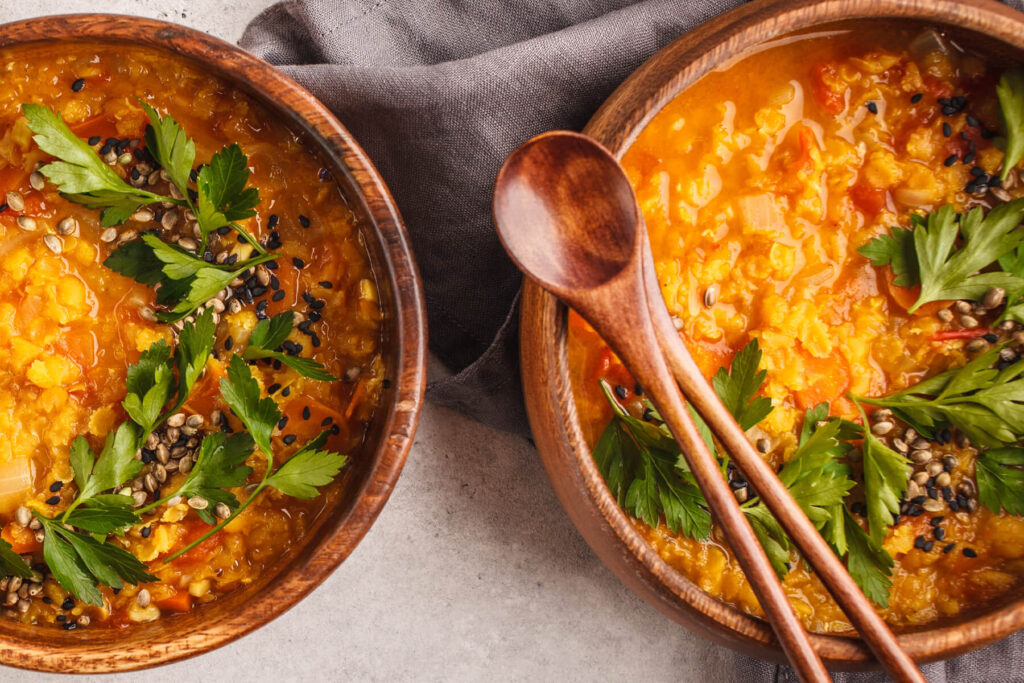 Würzige Rote Linsensuppe mit Curry (Indisches Dal-Suppe)