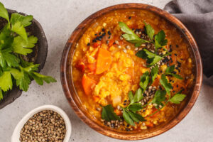 Würzige Rote Linsensuppe mit Curry (Indisches Dal-Suppe)