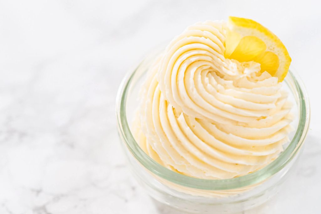 Zitronen-Buttercreme