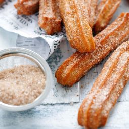 Klassische Churros mit Schokoladensauce