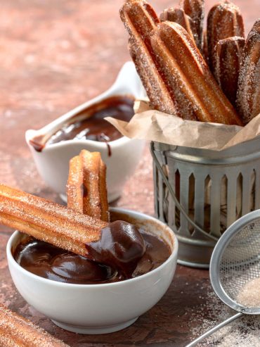 Klassische Churros mit Schokoladensauce