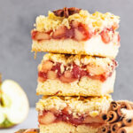 Apfel-Streuselschnitten mit Konfitüre (Blechdessert)