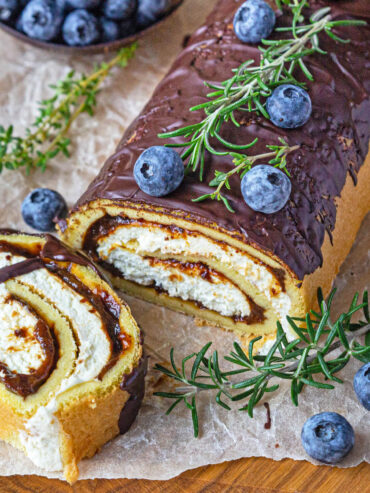 Biskuitrolle mit Pflaumen, Frischkäsecreme und Schokoladen-Drip