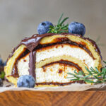 Biskuitrolle mit Pflaumen, Frischkäsecreme und Schokoladen-Drip