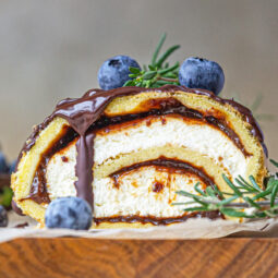 Biskuitrolle mit Pflaumen, Frischkäsecreme und Schokoladen-Drip