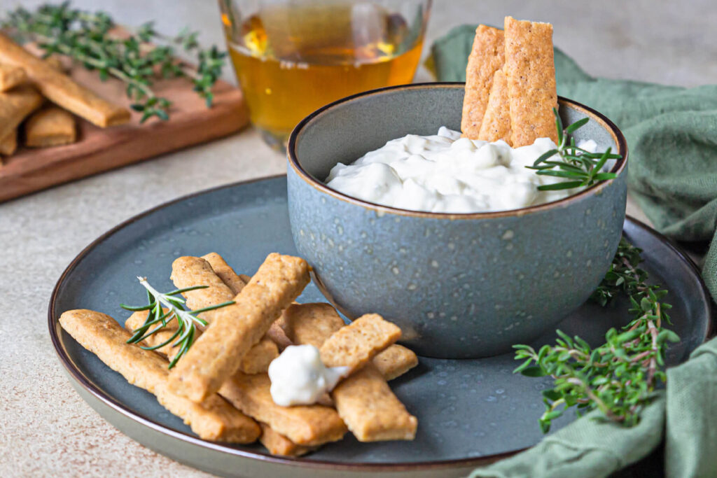 Blauschimmelkäse-Dip mit würzigen Ingwer-Sticks