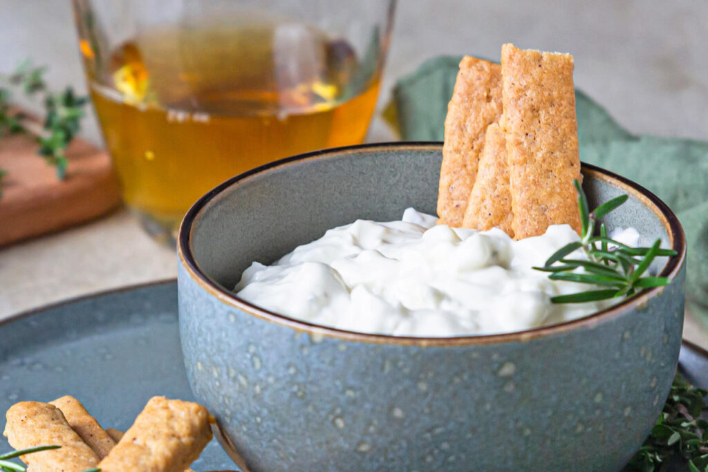 Blauschimmelkäse-Dip mit würzigen Ingwer-Sticks