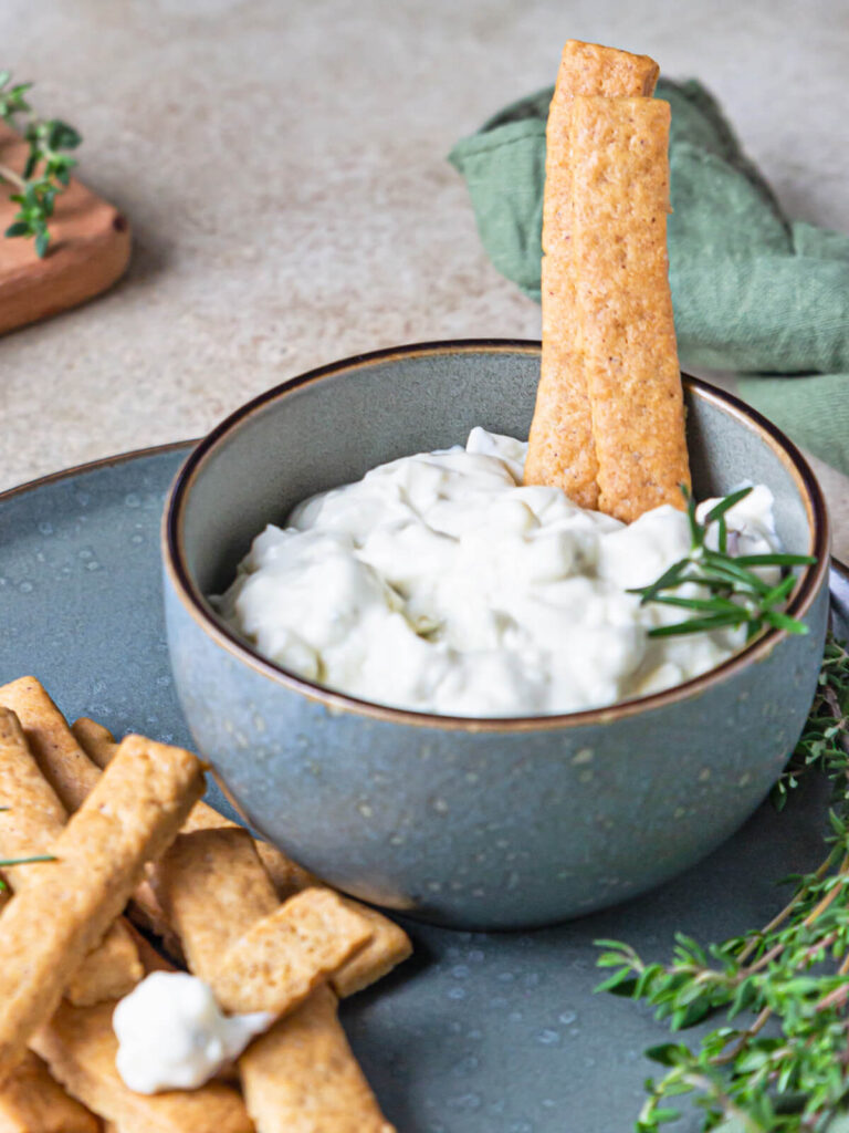 Blauschimmelkäse-Dip mit würzigen Ingwer-Sticks