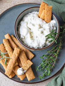 Blauschimmelkäse-Dip mit Ingwer-Sticks