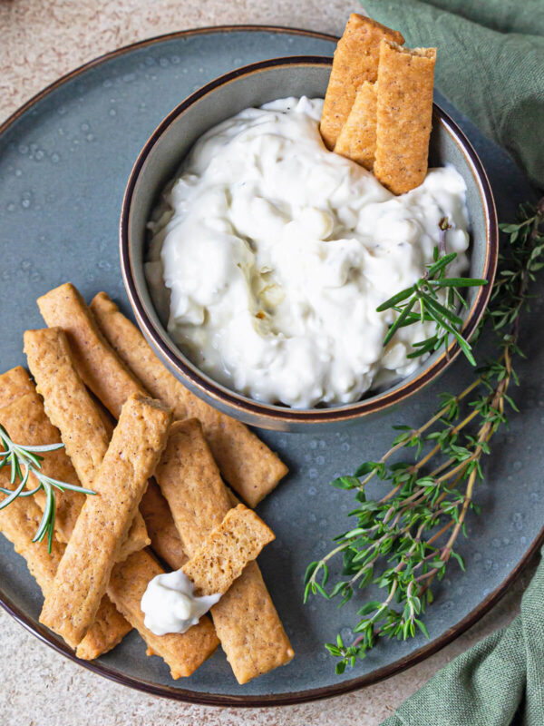Blauschimmelkäse-Dip mit würzigen Ingwer-Sticks