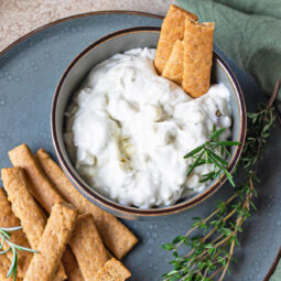 Blauschimmelkäse-Dip mit würzigen Ingwer-Sticks