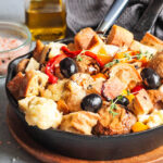 Brot-Gemüse-Salat mit geröstetem Blumenkohl und Paprika