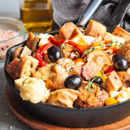 Brot-Gemüse-Salat mit geröstetem Blumenkohl und Paprika