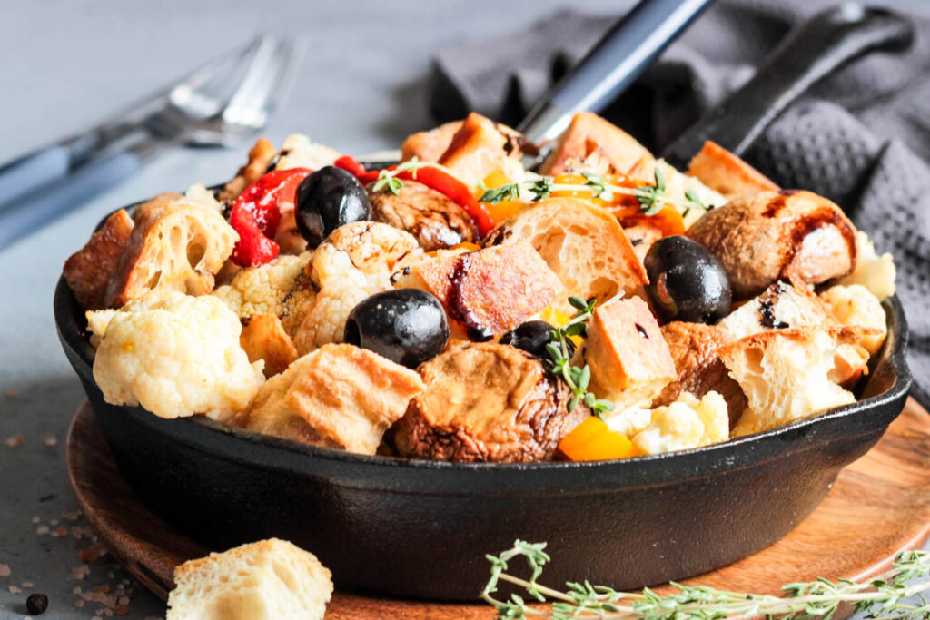 Brot-Gemüse-Salat mit geröstetem Blumenkohl und Paprika