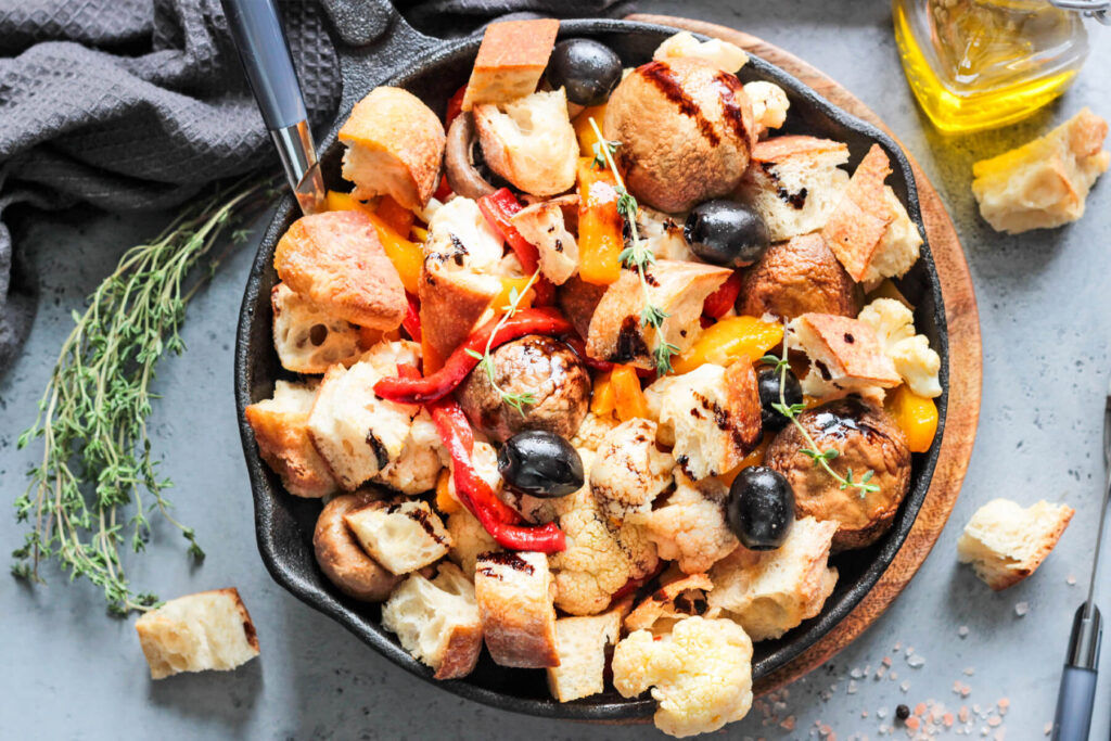 Brot-Gemüse-Salat mit geröstetem Blumenkohl und Paprika