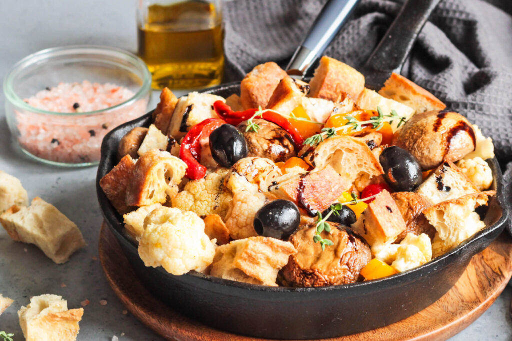 Brot-Gemüse-Salat mit geröstetem Blumenkohl und Paprika