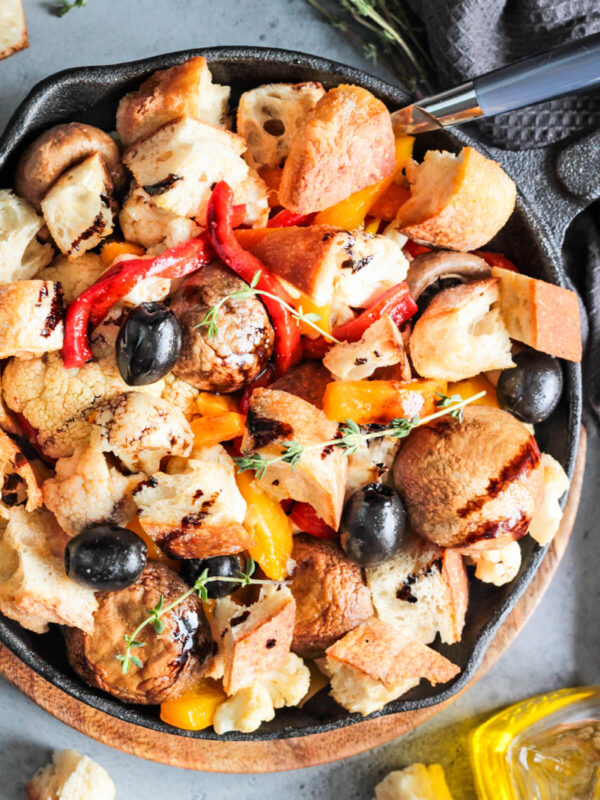 Brot-Gemüse-Salat mit geröstetem Blumenkohl und Paprika