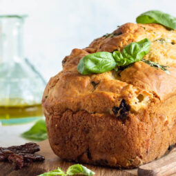 Caprese-Kuchen mit Mozzarella, getrockneten Tomaten und Basilikum