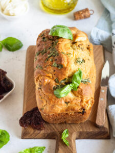 Caprese-Kuchen mit Mozzarella, getrockneten Tomaten und Basilikum
