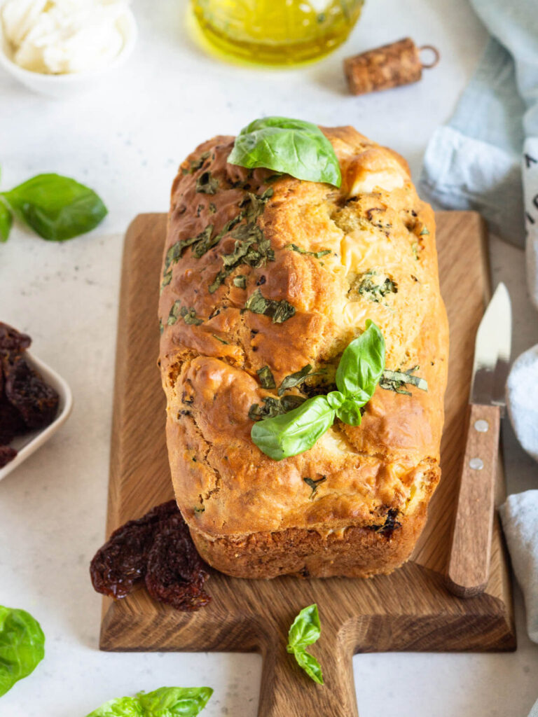 Caprese-Kuchen mit Mozzarella, getrockneten Tomaten und Basilikum