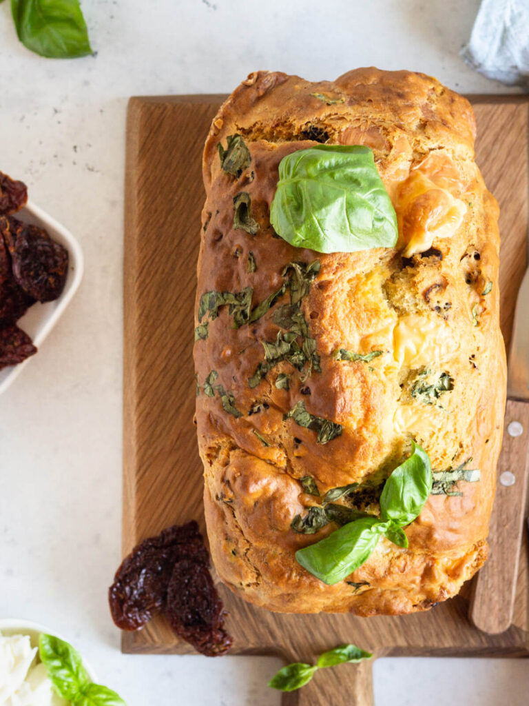 Caprese-Kuchen mit Mozzarella, getrockneten Tomaten und Basilikum
