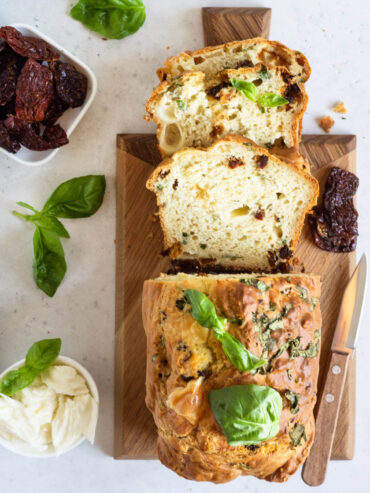 Caprese-Kuchen mit Mozzarella, getrockneten Tomaten und Basilikum