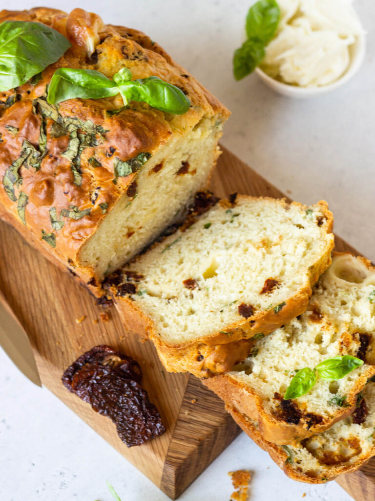 Caprese-Kuchen mit Mozzarella, getrockneten Tomaten und Basilikum