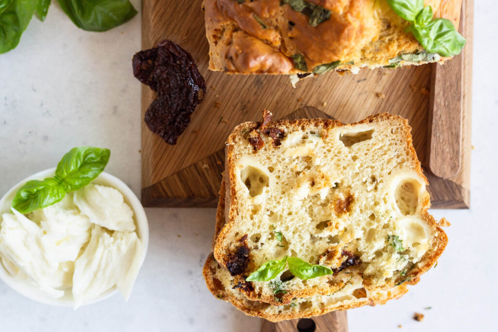 Caprese-Kuchen mit Mozzarella, getrockneten Tomaten und Basilikum