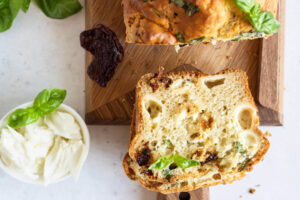 Caprese-Kuchen mit Mozzarella, getrockneten Tomaten und Basilikum