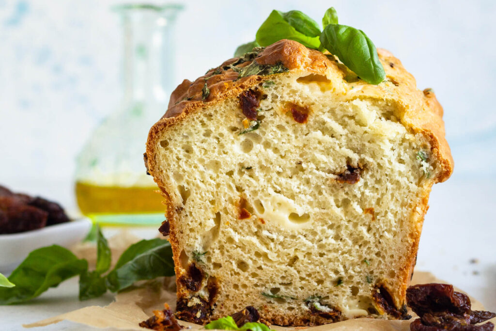 Caprese-Kuchen mit Mozzarella, getrockneten Tomaten und Basilikum