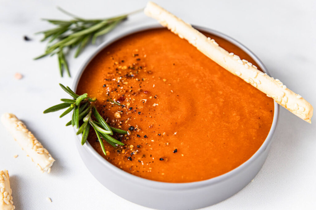 Cremige Tomatensuppe mit Mandelmilch