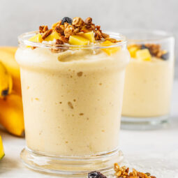 Cremiger Mango-Bananen-Smoothie mit Kokosmilch - vegan & ohne Zucker