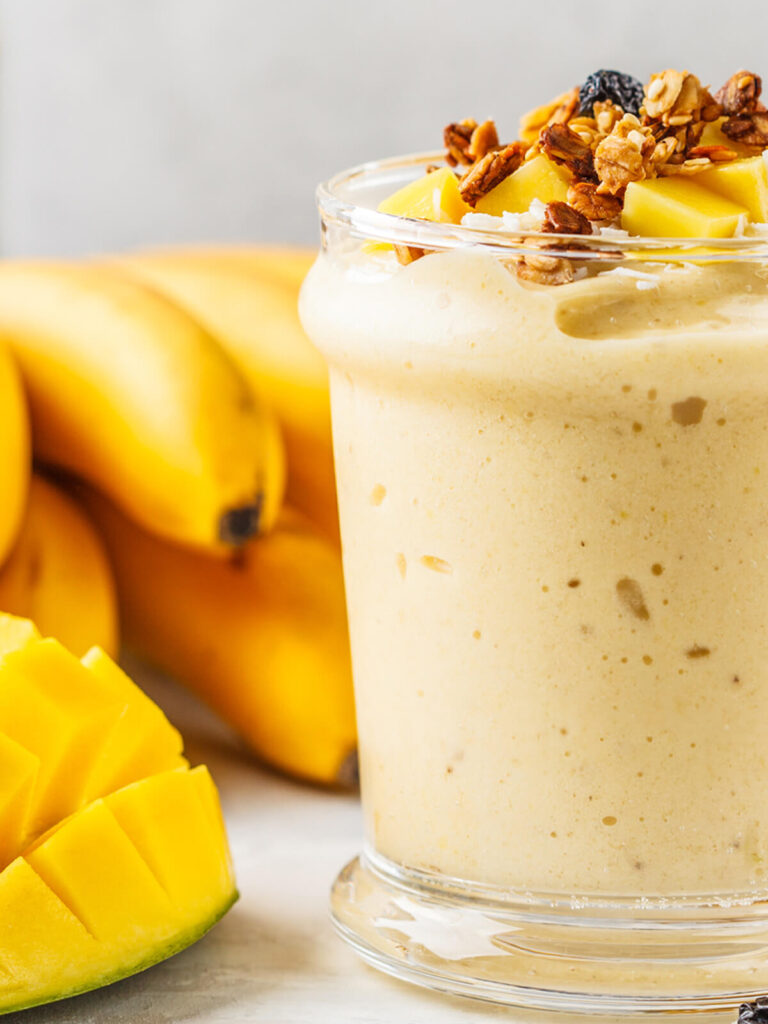 Cremiger Mango-Bananen-Smoothie mit Kokosmilch - vegan & ohne Zucker