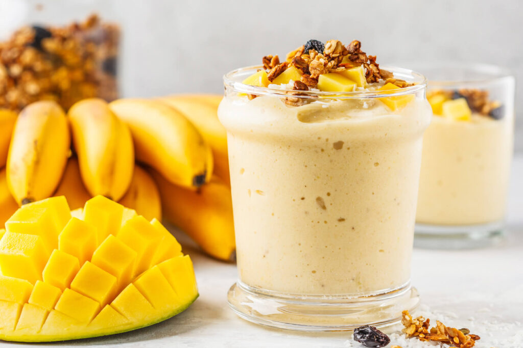 Cremiger Mango-Bananen-Smoothie mit Kokosmilch - vegan & ohne Zucker
