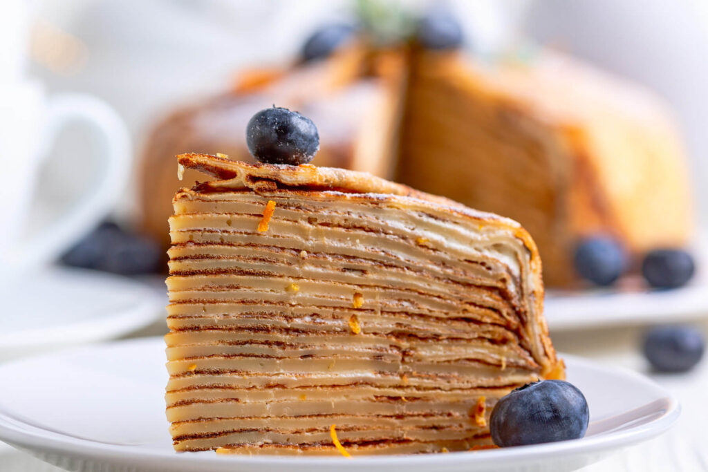 Crêpe-Torte mit zarter Orangennote (Orangen-Crêpe-Kuchen)