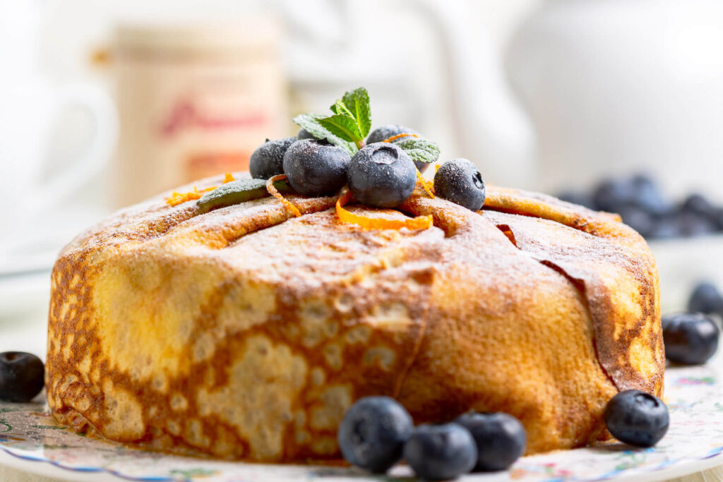 Crêpe-Torte mit zarter Orangennote (Orangen-Crêpe-Kuchen)