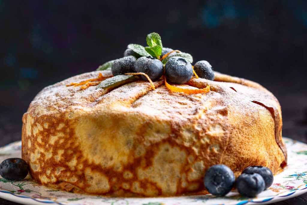 Crêpe-Torte mit zarter Orangennote (Orangen-Crêpe-Kuchen)