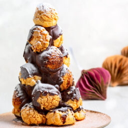 Croquembouche – festliches französisches Brandteig-Türmchen mit Craquelin & Schokolade