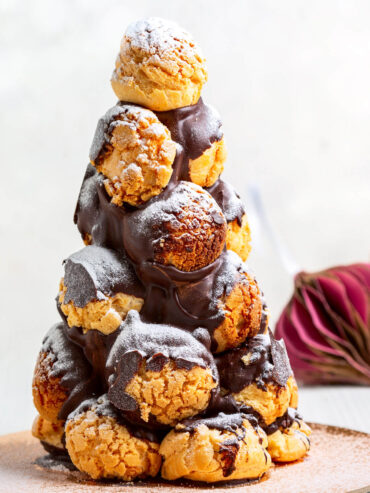 Croquembouche – festliches französisches Brandteig-Türmchen mit Craquelin & Schokolade