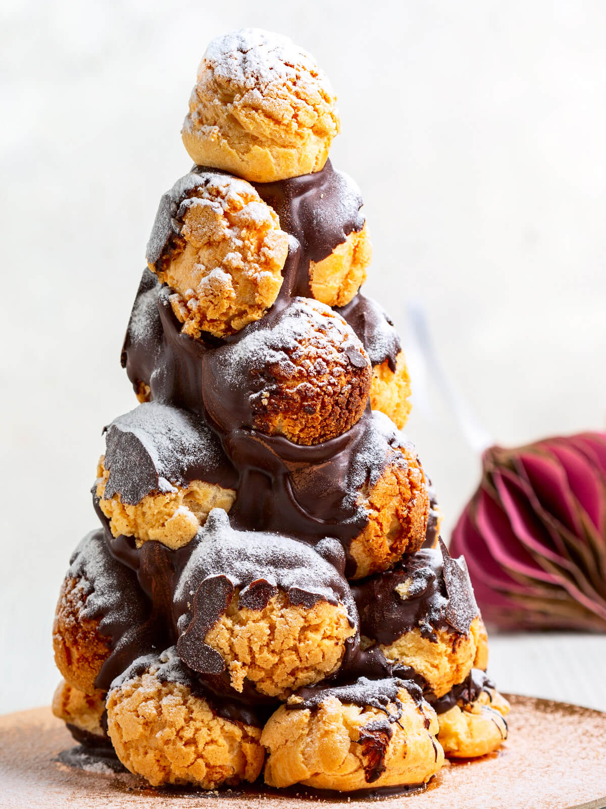 Croquembouche – festliches französisches Brandteig-Türmchen mit Craquelin & Schokolade