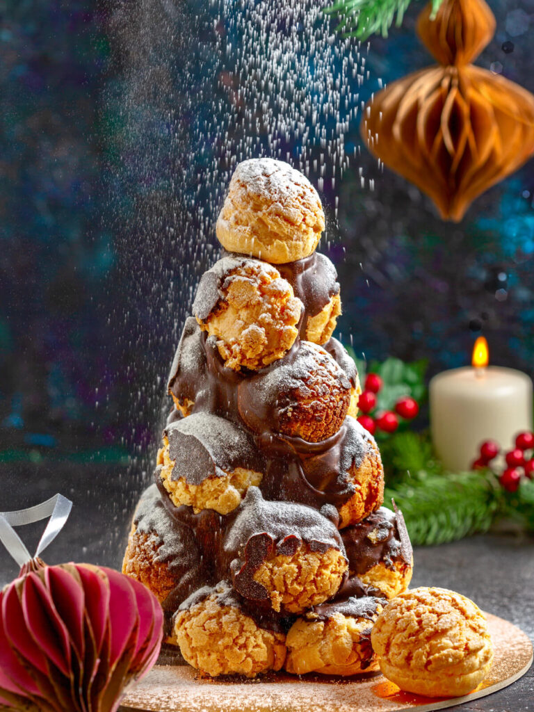 Croquembouche – festliches französisches Brandteig-Türmchen mit Craquelin & Schokolade