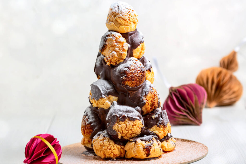 Croquembouche – festliches französisches Brandteig-Türmchen mit Craquelin & Schokolade