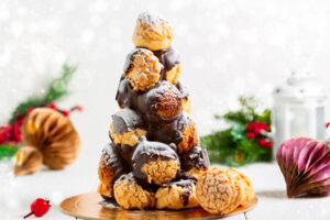 Croquembouche – festliches französisches Brandteig-Türmchen mit Craquelin & Schokolade