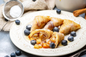 Dünne Apfel-Crêpes mit Rum und warmem Karamellsauce