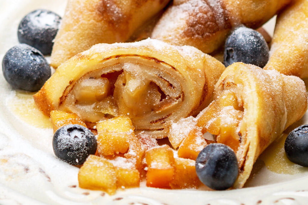 Dünne Apfel-Crêpes mit Rum und warmem Karamellsauce